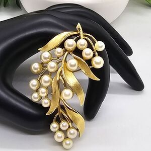 Vintage 1950's CROWN TRIFARI Faux Pearl Leaf Branch Pin Brooch Gold Tone large
